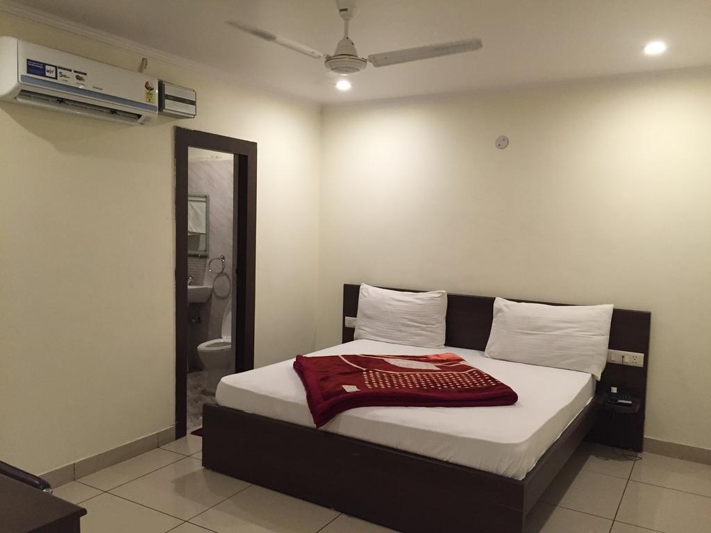Hotel Surya Haldwāni Zimmer foto